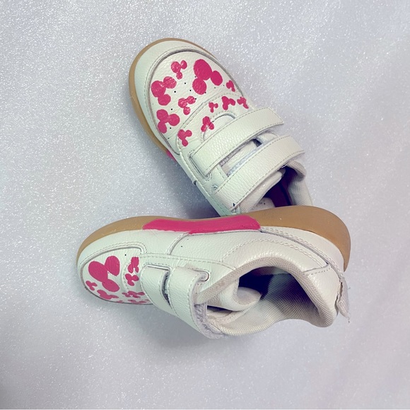 Custom painted Minnie Mouse toddler sneakers - Picture 4 of 4